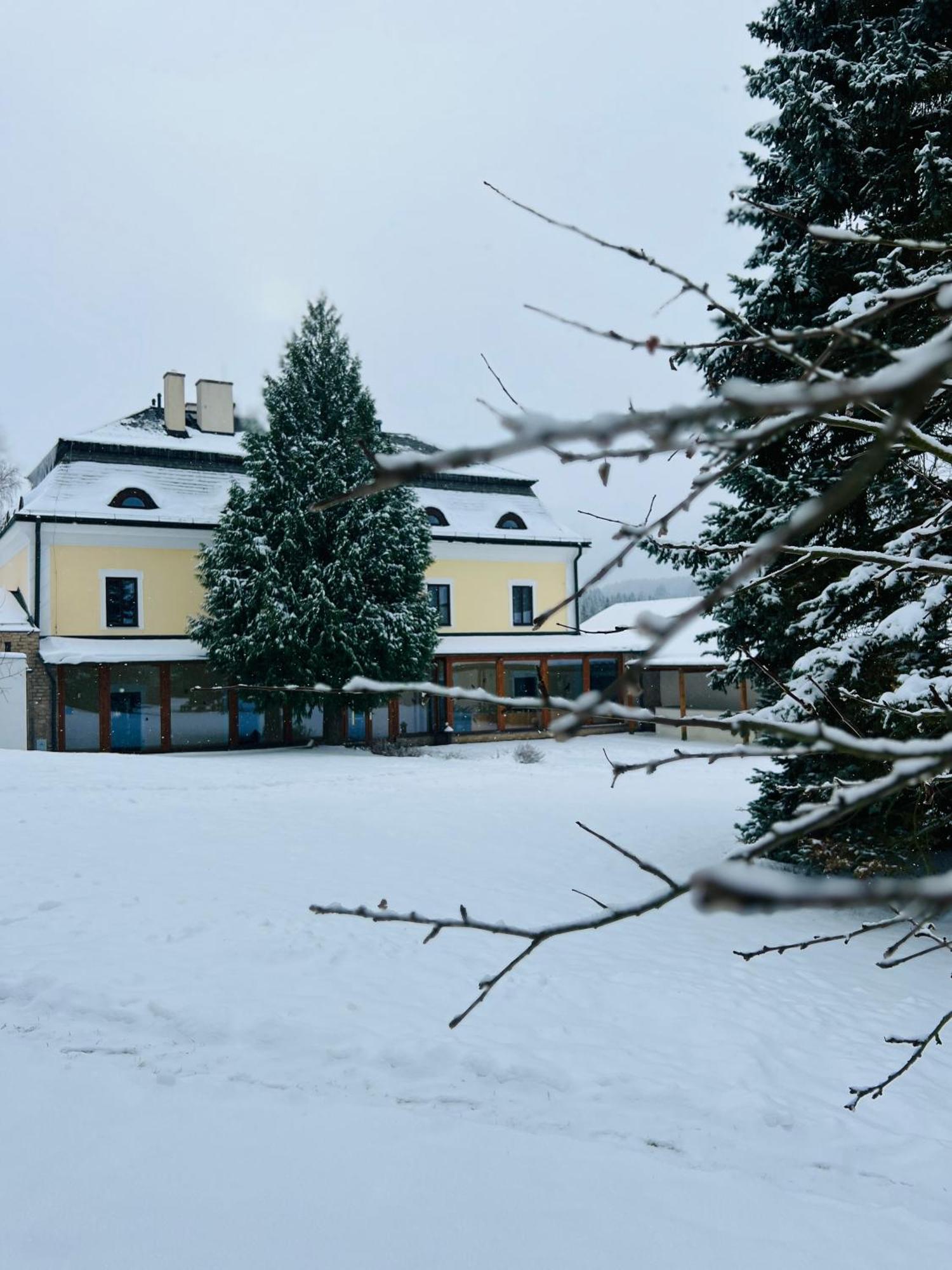 Resort Lisensky Dvur Sněžné Esterno foto